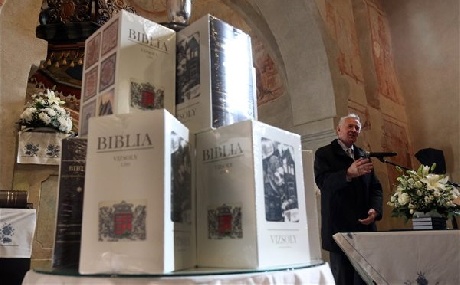 Bemutatták a vizsolyi biblia hasonmás kiadását