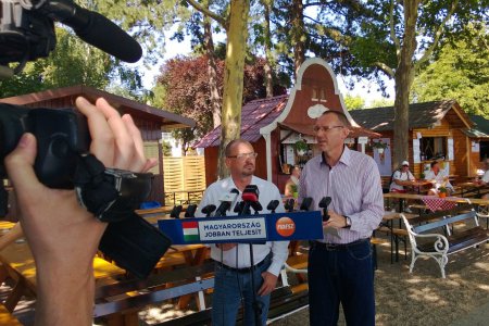 Zsig&oacute; R&oacute;bert, a Fidesz sz&oacute;vivője &eacute;s Tiff&aacute;n Zsolt fideszes orsz&aacute;ggyűl&eacute;si k&eacute;pviselő,