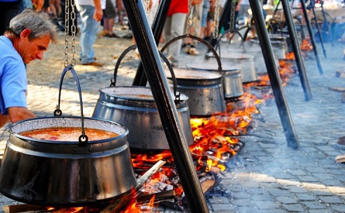 Ezerötszáz bográcsban főzték a halászlét Baján