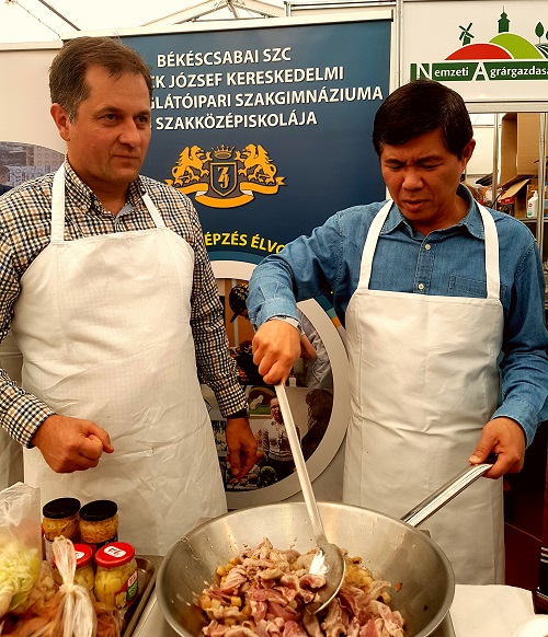 Csabai kolbászból készült ételek főzőversenye