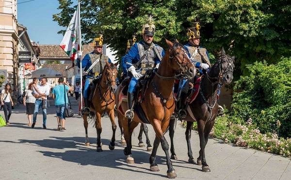 A magyar tanya, a magyar huszár és Erdély Torockó épített öröksége is hungarikum lett