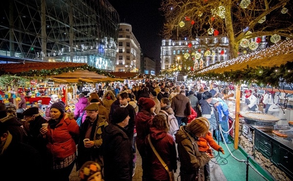 Adventi forgatag a Vörösmarty téren