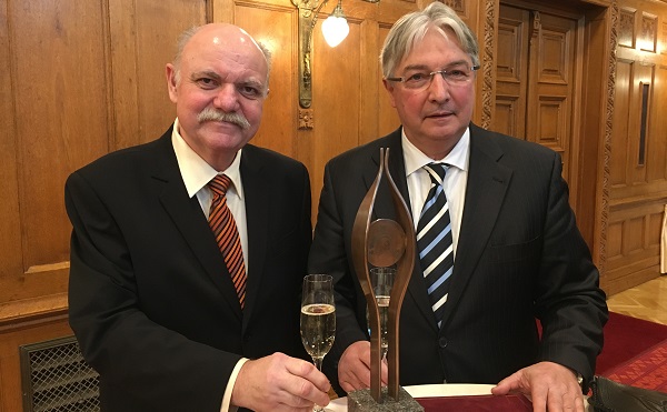 Dr. Pesti Imre és Sárközi Károly vette át a gulyásleves hungarikummá minősítő oklevelét