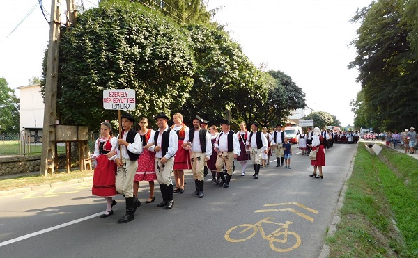 Erdélyi ízek, táncház a bukovinai folklórfesztiválon