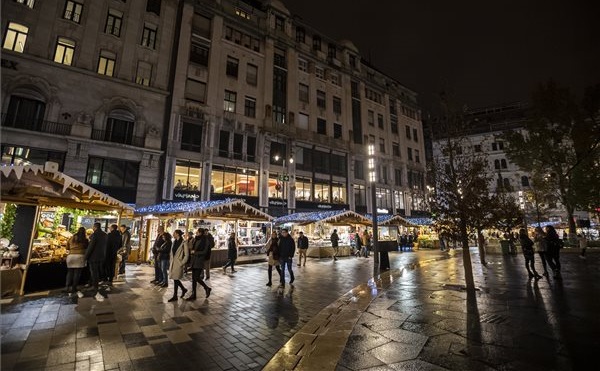 A megújult Vörösmarty téren várja az érdeklődőket a Budapesti Téli Fesztivál és Vásár