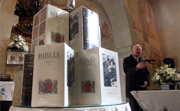 Bemutatták a vizsolyi biblia hasonmás kiadását