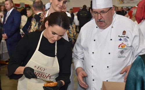 Farsangi forgatagban kalauzolta Prohászka Béla Novák Katalint