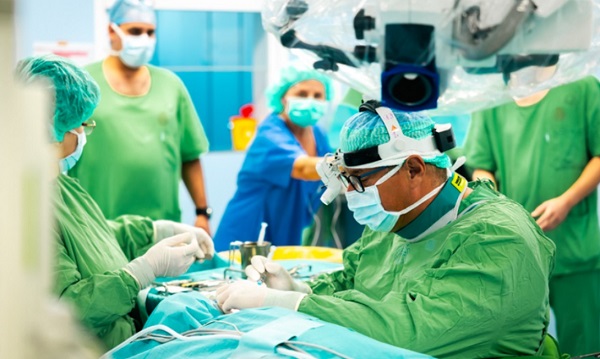 Prof. Dr. Rovó László beülteti az első okos cochleáris implantátumot 