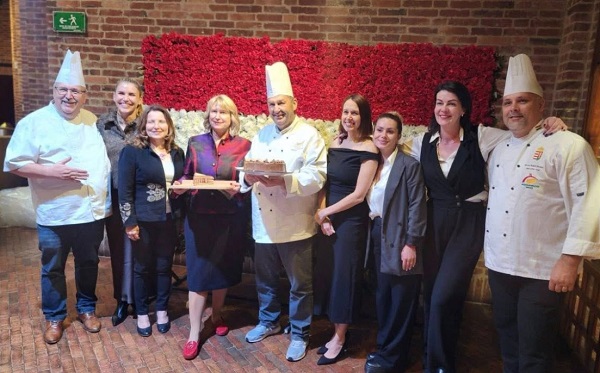 A magyar államalapítás napját Kolumbiában is megtartották - a hungarikum ételek sem hiányoztak